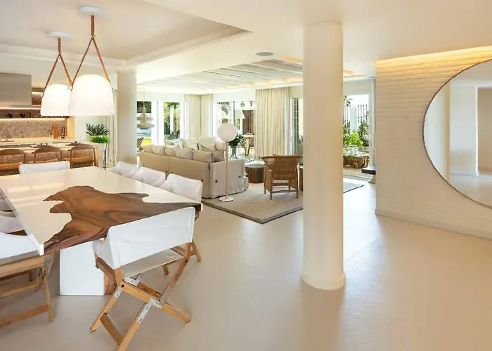 Villa Beachfront La Luisa, Golden Mile,
