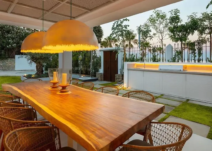 Villa Beachfront La Luisa, Golden Mile,